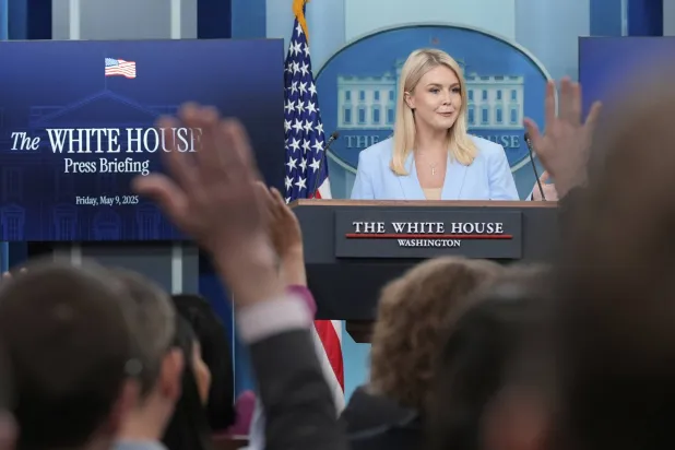 المتحدثة باسم البيت الأبيض كارولين ليفيت خلال إفادة صحافية دورية (أ.ب)