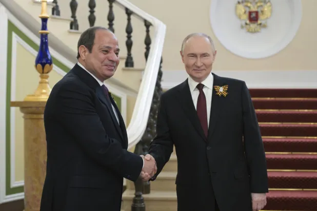 الرئيس الروسي فلاديمير بوتين يصافح نظيره المصري خلال لقائهما في موسكو (أ.ب)