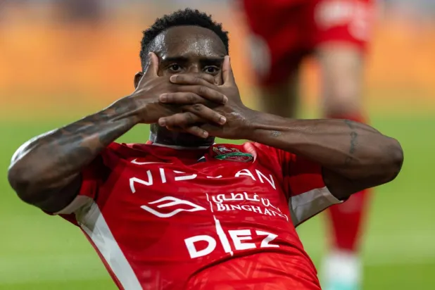 يوري سيزار يحتفل بهدفيه في الشارقة (نادي شباب الأهلي)