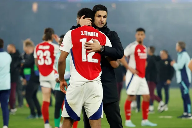 أرتيتا يواسي لاعبيه بعد الخروج الأوروبي (رويترز)