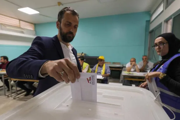 أحد المقترعين يدلي بصوتته خلال الجولة الأولى من الانتخابات في جبل لبنان (آ ف ب)