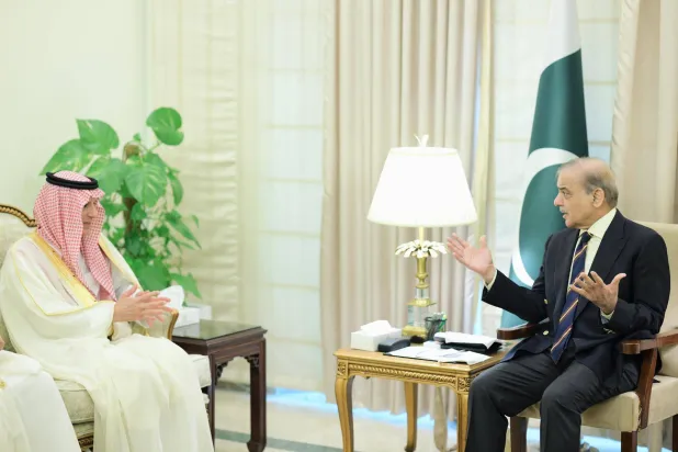 رئيس الوزراء الباكستاني شهباز شريف يستقبل الوزير السعودي عادل الجبير في إسلام آباد الخميس (إ.ب.أ)