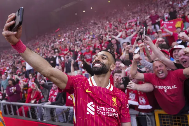 صلاح يقود ليفربول في مواجهة أرسنال مننشيا بفوزه بجائزة لاعب العام في إنجلترا (اب)