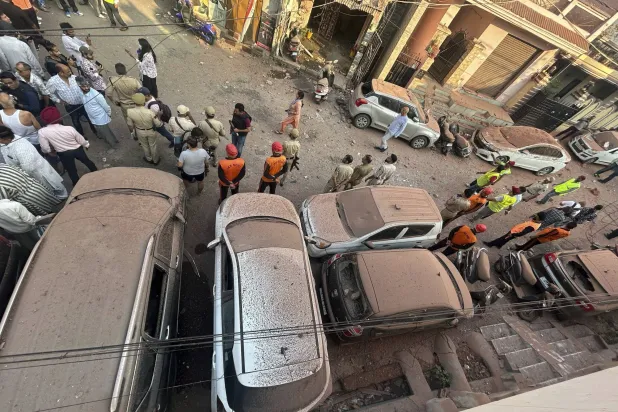 مبنى سكني تضرر إثر هجوم بطائرة مسيرة باكستانية في جامو بالهند (أ.ب)