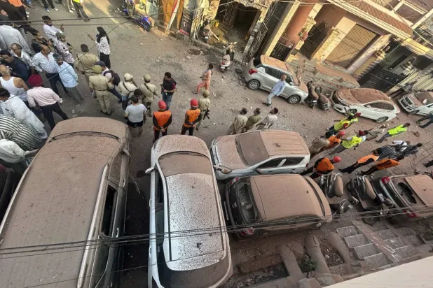 Hindistan'ın Cammu kentinde Pakistan'ın düzenlediği drone saldırısında hasar gören bir konut binası (AP)