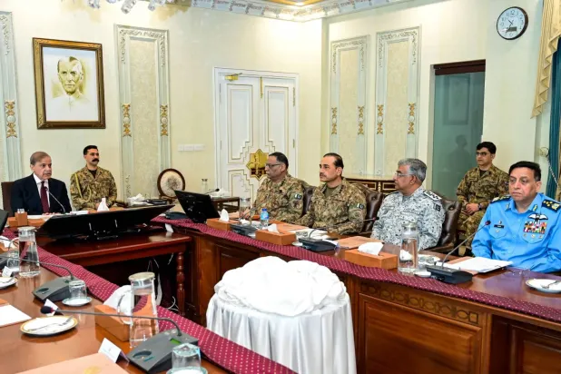 Pakistan Başbakanı Şahbaz Şerif, Pakistan Silahlı Kuvvetleri komutanları ve diğer hükümet yetkilileriyle bir toplantıda (AFP)