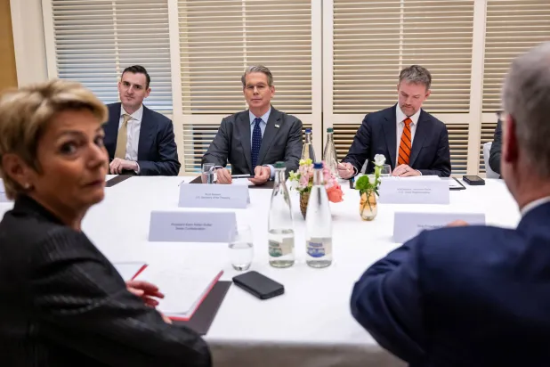 الرئيسة السويسرية كارين كيلر سوتر ووزير الخزانة الأميركي سكوت بيسنت والممثل التجاري الأميركي جيميسون غرير والمستشار الفيدرالي السويسري جاي بارميلين يعقدون اجتماعاً في جنيف (رويترز)