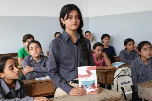 طالبات كرديات يتعلمن بمناهج وكتب كردية في مدرسة بمدينة القامشلي شمال شرقي سوريا (الشرق الأوسط)