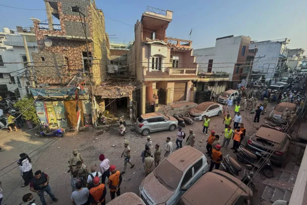 مبنى سكني تضرر جراء هجوم بطائرة مسيرة باكستانية في جامو بالهند (أ.ب)