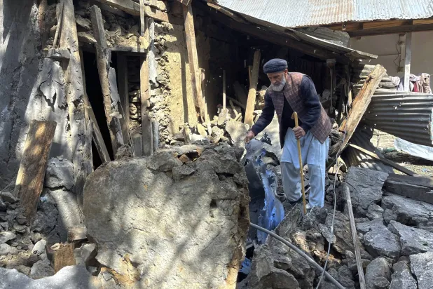 كشميري يتفقد الأضرار التي لحقت بمنزله جراء القصف الهندي الذي وقع أثناء الليل في شاه كوت بوادي نيلوم... وهي منطقة في الجزء الخاضع لإدارة باكستان من كشمير (أ.ب)