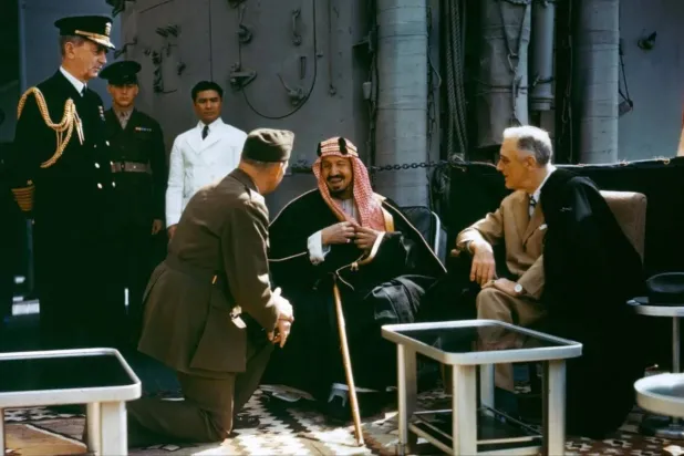 الرئيس الأميركي فرانكلين روزفلت مع الملك عبد العزيز بن عبد الرحمن آل سعود على متن السفينة البحرية الأميركية البحرية في 14 فبراير 1945