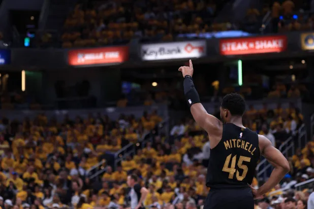 دونوفان ميتشل سحر الجميع في مواجهة كليفلاند وإنديانا (إ.ب.أ)