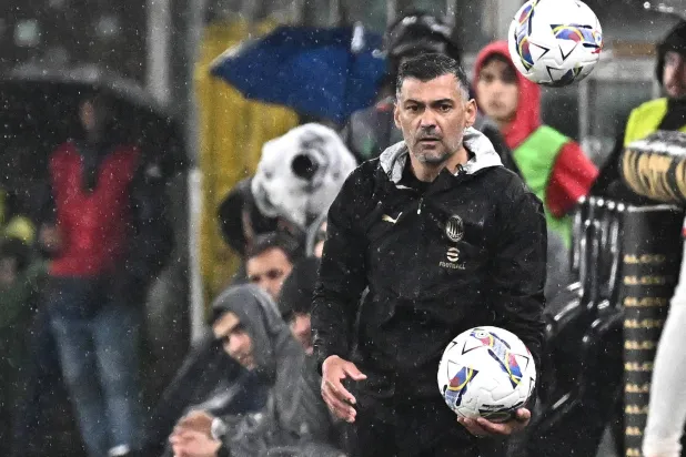 سيرجيو كونسيساو مدرب ميلان (إ.ب.أ)