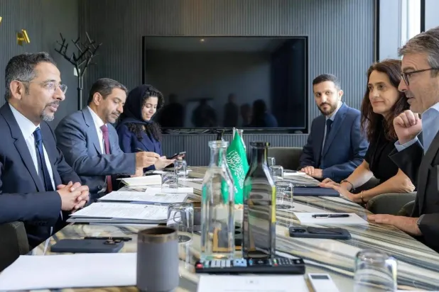 الخريف خلال لقائه إحدى الشركات الدنماركية (الشرق الأوسط)