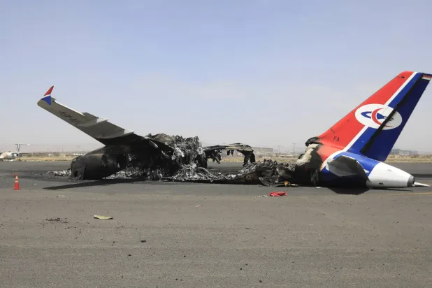 تدمير الطائرات اليمنية ومطار صنعاء سيتسبب في تعطيل جدول رحلات الحج لليمنيين (إ.ب.أ)