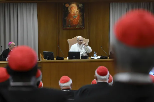 البابا ليو الرابع عشر يلتقي مجمع الكرادلة في قاعة المجمع الجديد في الفاتيكان (أ.ب)