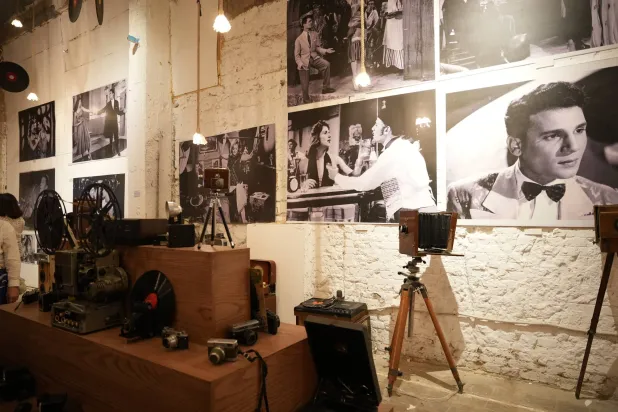 «العندليب» في صور نادرة من أفلامه (أسبوع القاهرة للصورة)