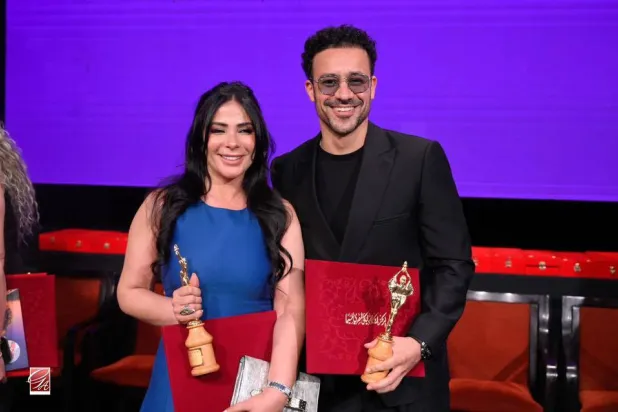 منى زكي وأحمد داود بعد تسلُّم جوائزهما (إدارة المركز الكاثوليكي للسينما)