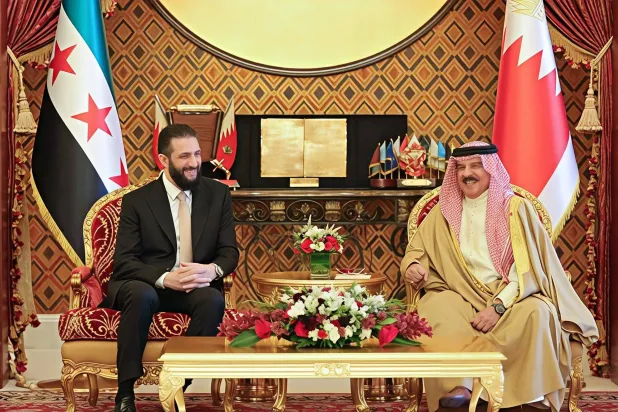 الملك حمد بن عيسى لدى لقائه الرئيس أحمد الشرع بقصر الصخير في البحرين السبت (سانا)