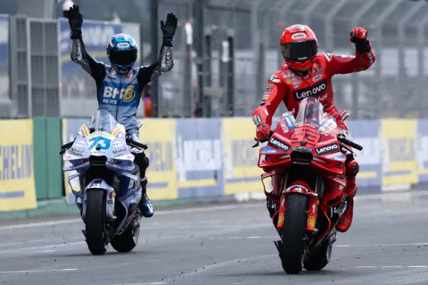 مارك ماركيز متسابق «دوكاتي» يتصدر سباق السرعة وخلفه شقيقه أليكس (رويترز)