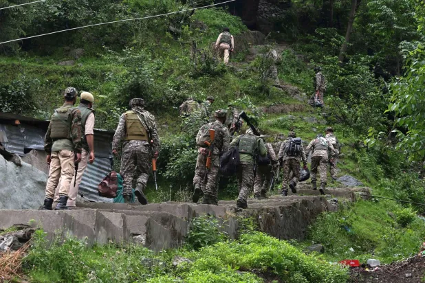 قوات عسكرية هندية خلال دورية في قرية أوري بالشطر الهندي من كشمير يوم 9 مايو (إ.ب.أ)