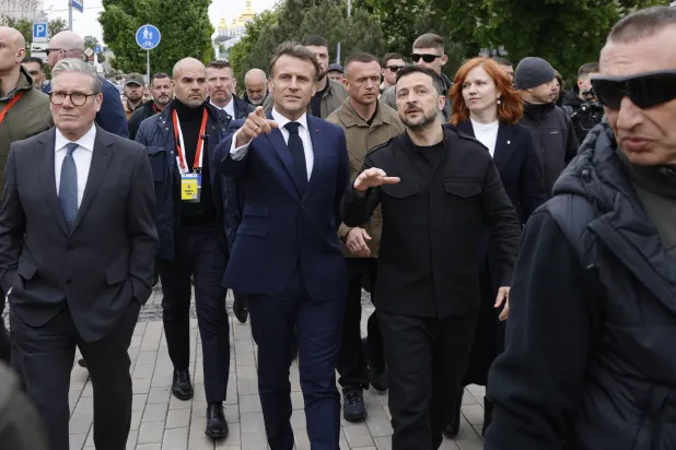 فولوديمير زيلينسكي الرئيس الأوكراني وإيمانويل ماكرون نظيره الفرنسي ورئيس الوزراء البريطاني كير ستارمر في كييف (أ.ب) 