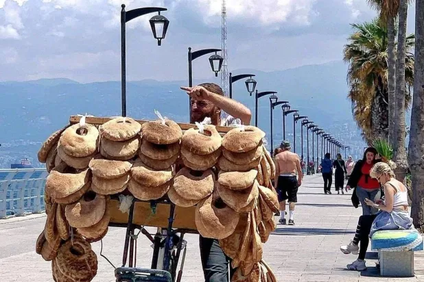 الكعك التقليدي الذي يباع على كورنيش المنارة في بيروت (فيسبوك)