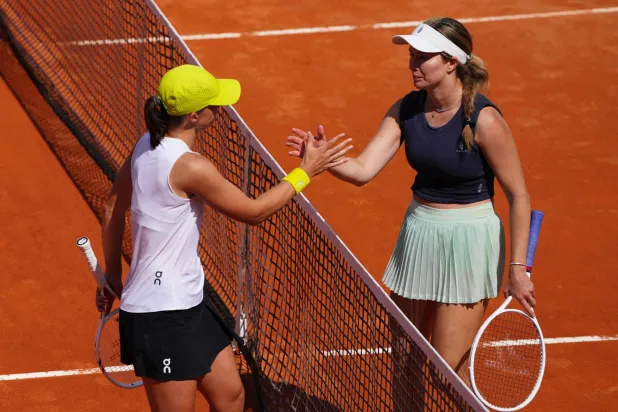 إيغا ودانييل تتصافحان عقب المواجهة المثيرة (رويترز)