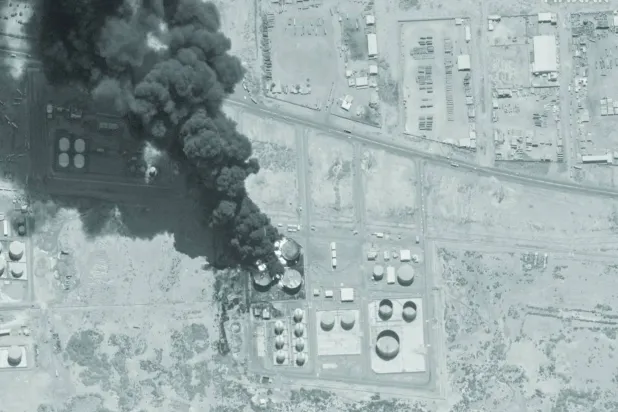 صورة قمر اصطناعي لدخان يتصاعد من مستودع وقود بعد هجوم بالمسيّرات في بورتسودان 6 مايو 2025 (رويترز)