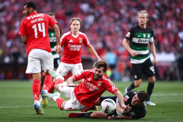 من مواجهة القمة بين سبورتينغ وبنفيكا (إ.ب.أ)