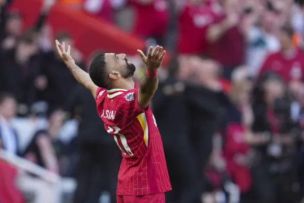 صلاح محتفلا بلقب الدوري الإنجليزي مع ليفربول (أ.ب)