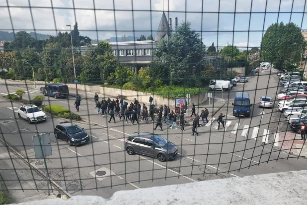 محاصرة الجماهير للتدريبات تعبيراً عن الغضب (منصة إكس)