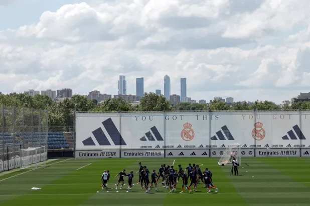 سيتعين على ريال مدريد استغلال كل فرصة في الكرات الثابتة لإيذاء برشلونة في معقلهم (أ.ف.ب)