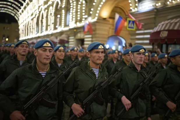 جنود من جيش طاجيكستان يسيرون باتجاه الساحة الحمراء لحضور بروفة للعرض العسكري ليوم النصر بموسكو في روسيا السبت 3 مايو 2025 (أ.ب)