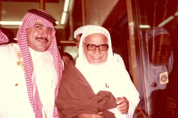 كاتب المقال مع المفكر السعودي الراحل  حمد الجاسر 