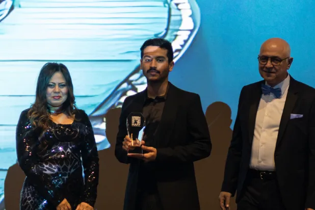 خالد زيدان خلال تسلُّم جائزة عن الفيلم بمهرجان «مالمو» (إدارة المهرجان)