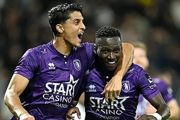 السعوديان مروان الصحفي وفيصل الغامدي في لحظة فرح مع فريقهما بيرشكوت البلجيكي (وسائل إعلام بلجيكية)