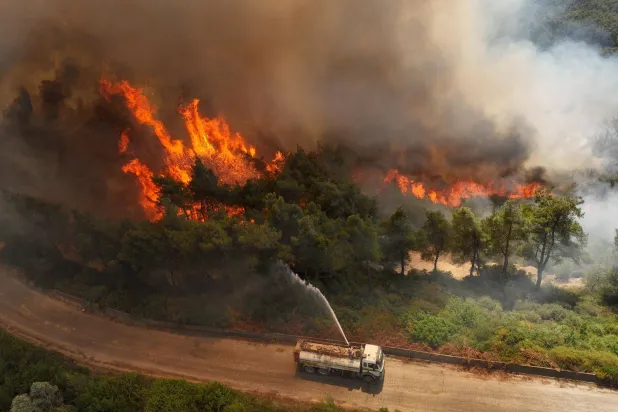 توسع رقعة الحرائق بغابات ربيعة في جبل التركمان ريف اللاذقية الأحد (الدفاع المدني السوري)