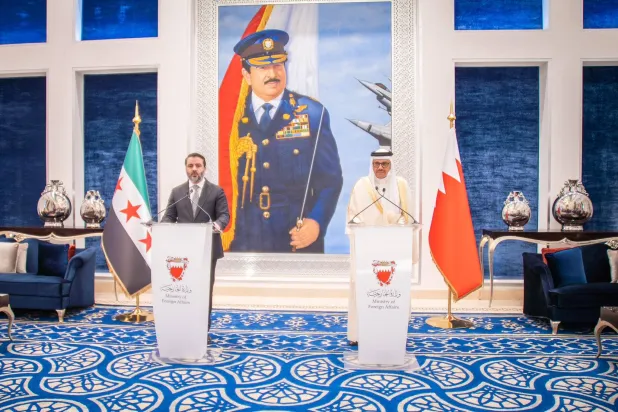 وزير الخارجية السوري أسعد الشيباني مع نظيره البحريني عبد اللطيف الزياني خلال مؤتمر صحافي في المنامة (وكالة أنباء البحرين)