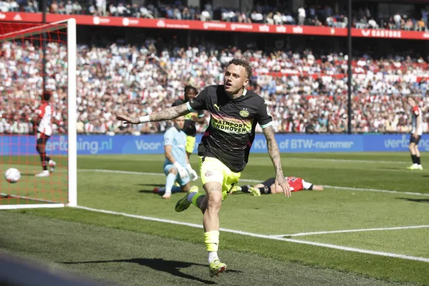 نوا لانغ يحتفل بهدف الفوز القاتل لأيندهوفن على فينورد (إ.ب.أ)