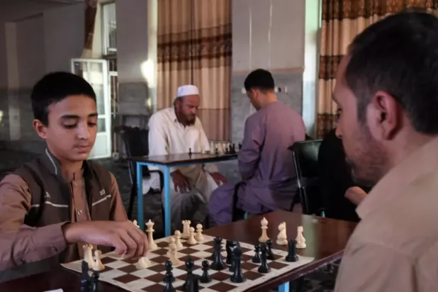 أفغان يلعبون الشطرنج خلال إحدى الدورات في قندهار بأفغانستان 30 يونيو 2022 (أ.ف.ب)