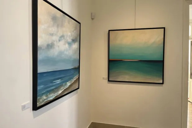 بألوان زاهية وأخرى دافئة ترسم ذكرياتها (الشرق الأوسط)