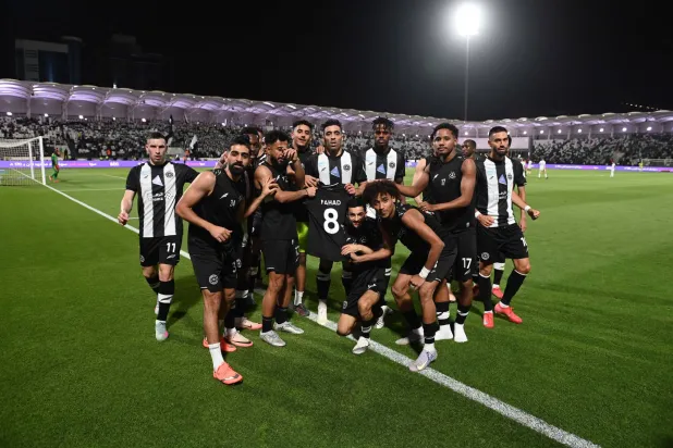 فرحة شبابية بقميص زميلهم فهد المولد (تصوير: عبد الرحمن السالم)