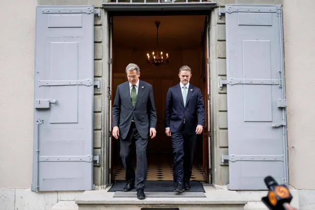 بيسنت وغرير يستعدان للتصريح إلى وسائل الإعلام بعد انتهاء المحادثات في جنيف (أ.ف.ب)