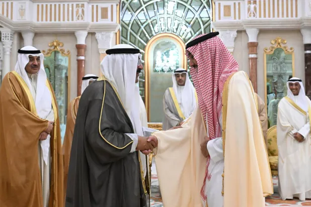 الشيخ مشعل الأحمد خلال استقباله الأمير عبد العزيز الفيصل (الأولمبية السعودية)