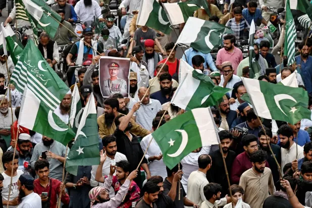 Pakistan ve Hindistan arasında 10 Mayıs'ta ateşkes ilan edilmesinin ardından Lahor'da kutlamalar yapıldı (AFP)