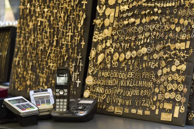 مجوهرات ذهبية للبيع في مركز «سانت فنسنت» للمجوهرات في لوس أنجليس (أ.ب)