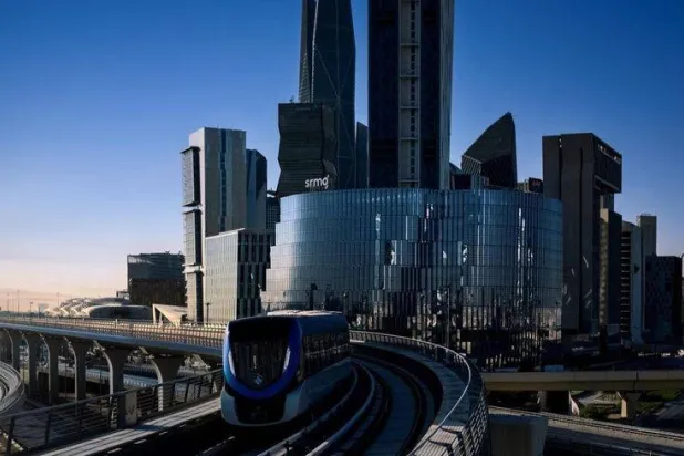 شعار «المجموعة السعودية للأبحاث والإعلام» على مبناها الرئيسي في مركز الملك عبد الله المالي (واس)