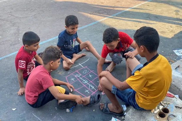 ترك الأطفال يلعبون في التراب له تأثير إيجابي عميق على صحتهم (رويترز)