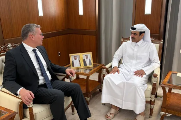 وزير الطاقة القطري سعد الكعبي خلال استقباله وزير البترول المصري كريم بدوي في الدوحة (وزارة البترول المصرية)